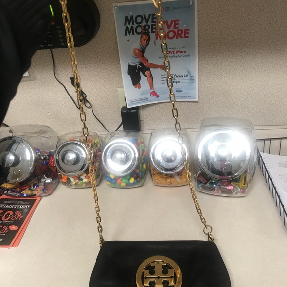 Tory burch clutch with gold emblem - Picture 4 of 4